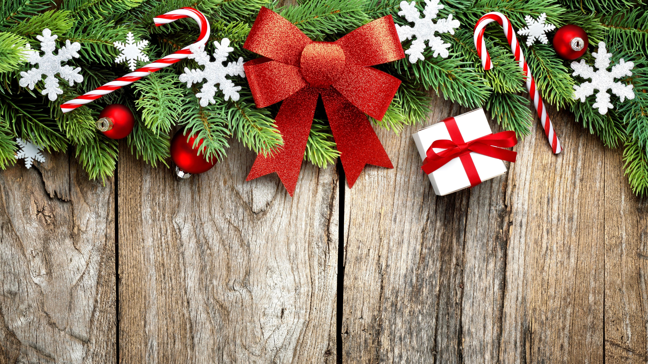 Weihnachten, Weihnachtsdekoration, Christmas Ornament, Neujahr, Geschenk. Wallpaper in 2560x1440 Resolution