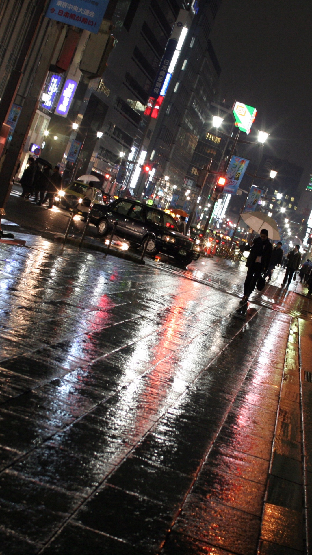 Personnes Marchant Sur le Trottoir Pendant la Nuit. Wallpaper in 1080x1920 Resolution