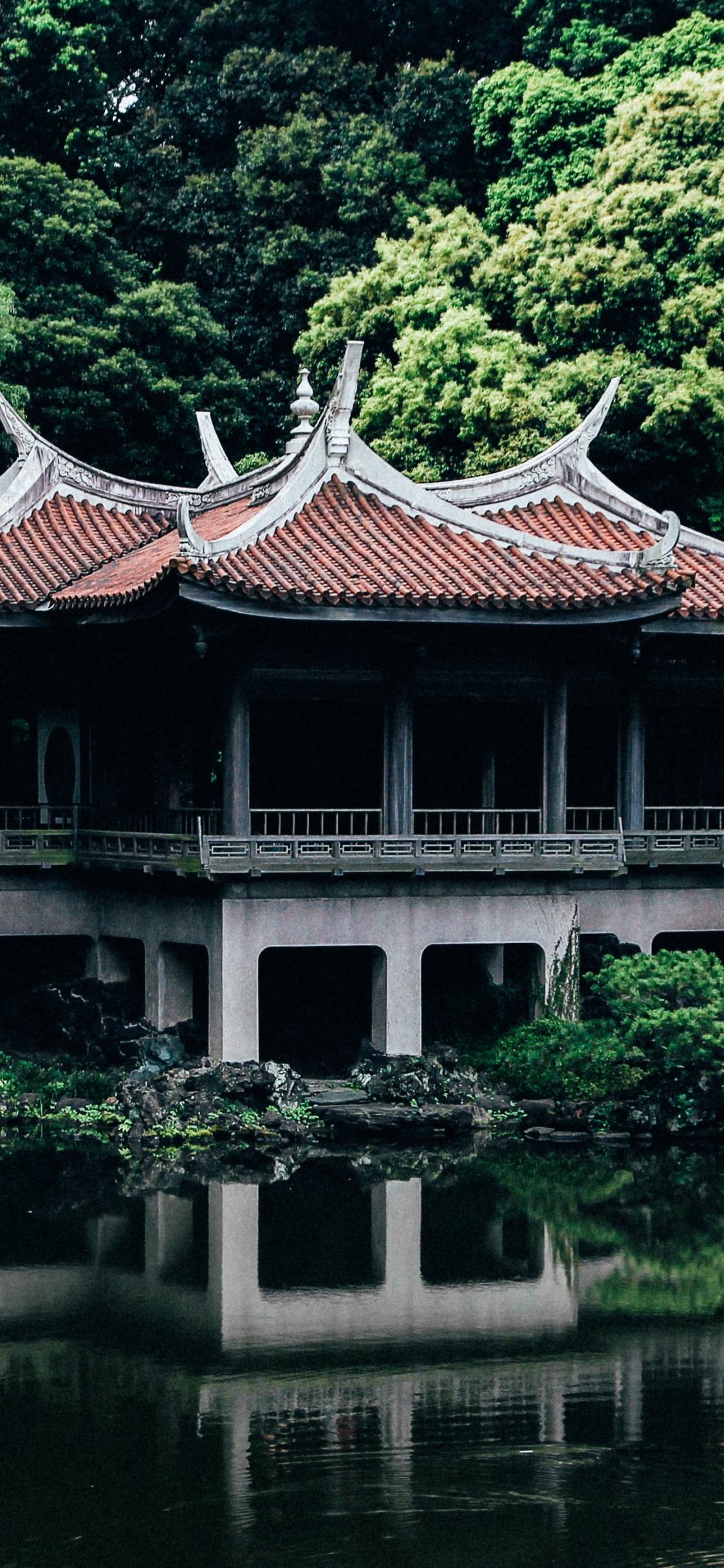 Brown and White Temple Near Body of Water During Daytime. Wallpaper in 1125x2436 Resolution