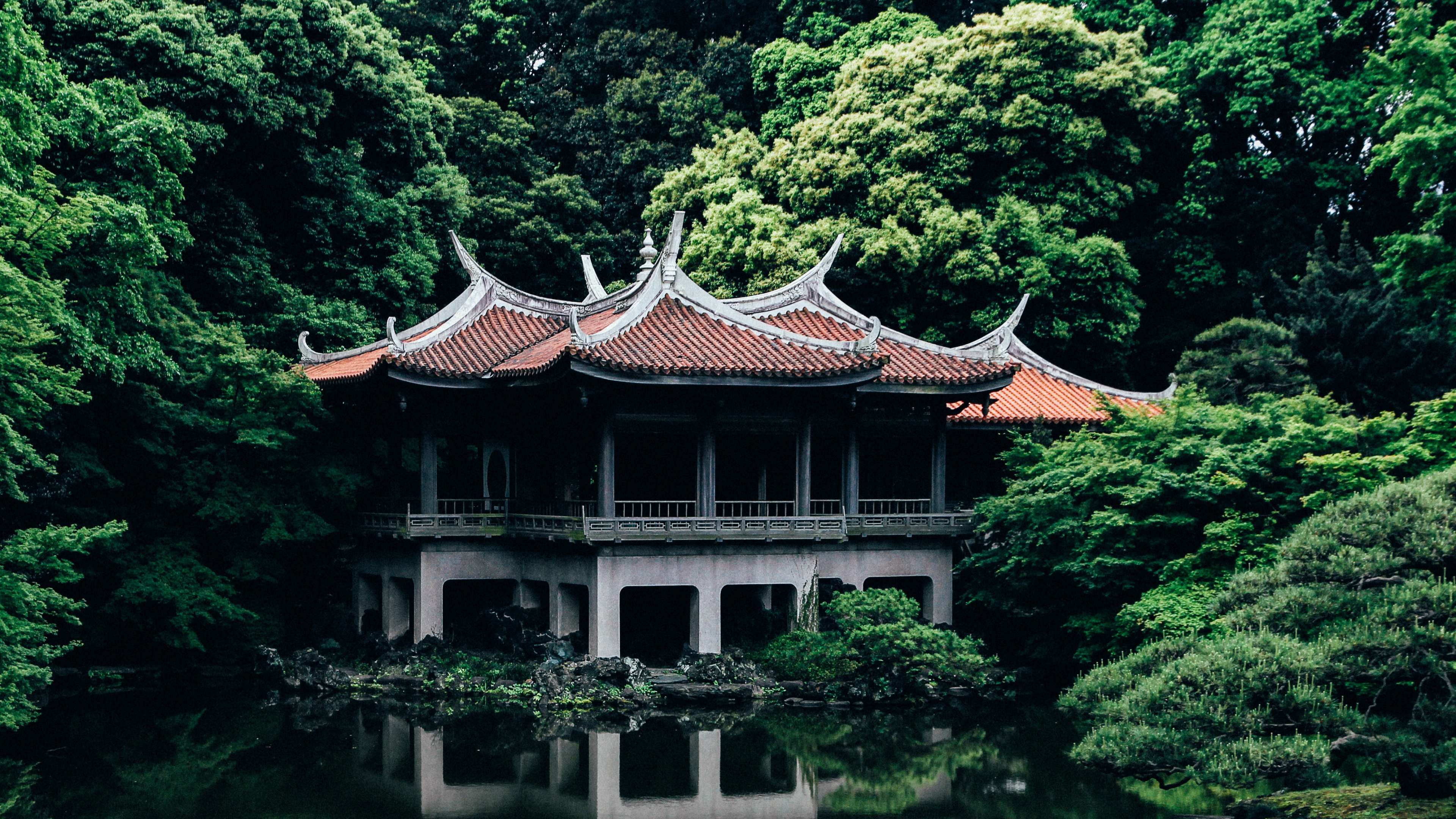 Brown and White Temple Near Body of Water During Daytime. Wallpaper in 3840x2160 Resolution