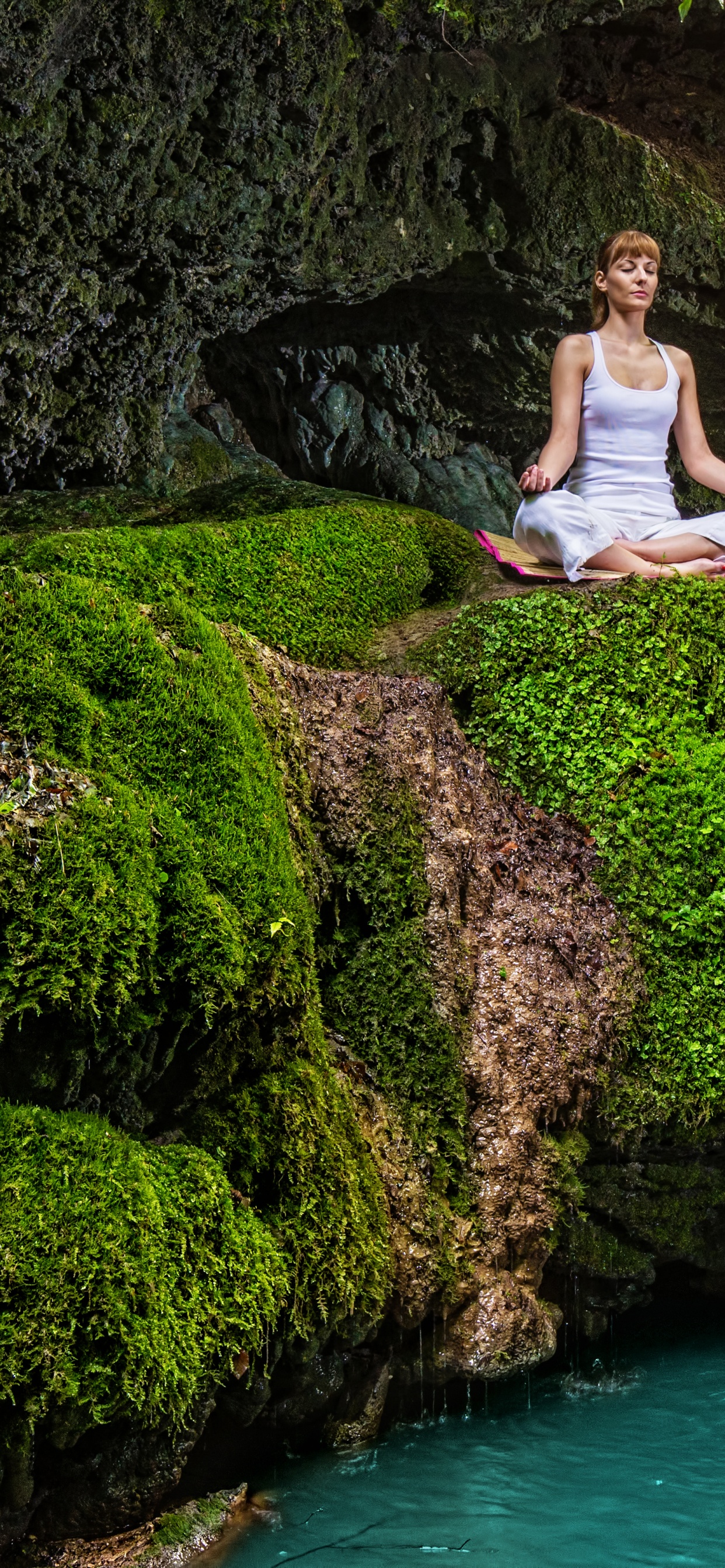 Frau in Weißem Tanktop Und Schwarzer Hose, Die Tagsüber Auf Einem Felsen in Der Nähe Von Wasserfällen Sitzt. Wallpaper in 1242x2688 Resolution