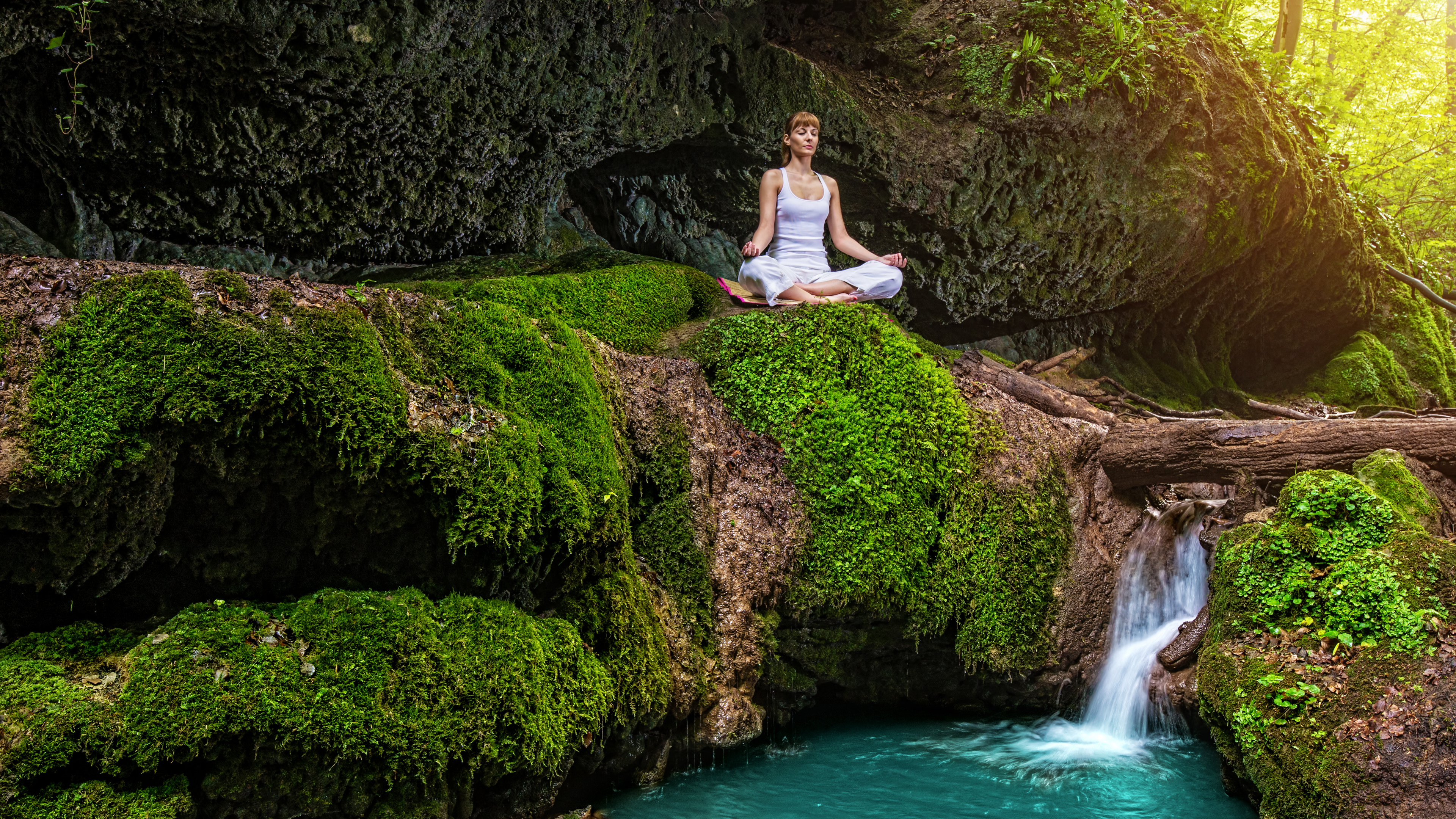 Frau in Weißem Tanktop Und Schwarzer Hose, Die Tagsüber Auf Einem Felsen in Der Nähe Von Wasserfällen Sitzt. Wallpaper in 3840x2160 Resolution