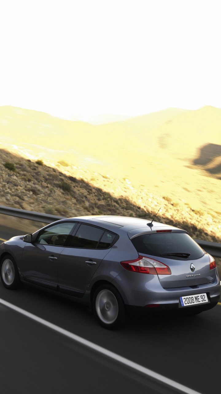 Sedán Negro en la Carretera Durante el Día. Wallpaper in 720x1280 Resolution