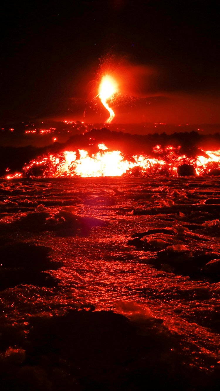Feuer Auf Dem Boden Bei Sonnenuntergang. Wallpaper in 750x1334 Resolution