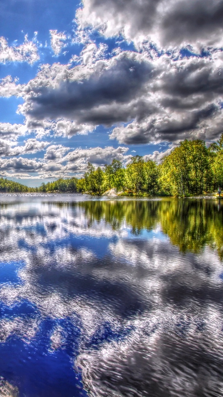 Arbres Verts à Côté D'un Plan D'eau Sous un Ciel Bleu et Des Nuages Blancs Pendant la Journée. Wallpaper in 720x1280 Resolution