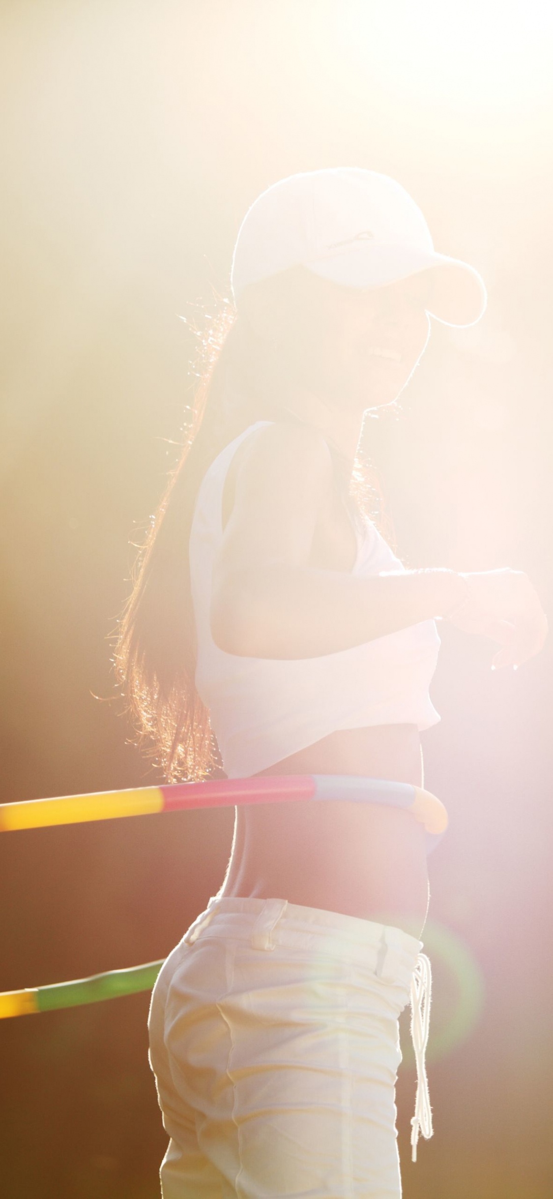 Mujer en Top Blanco y Pantalones Cortos de Mezclilla Blancos. Wallpaper in 1125x2436 Resolution