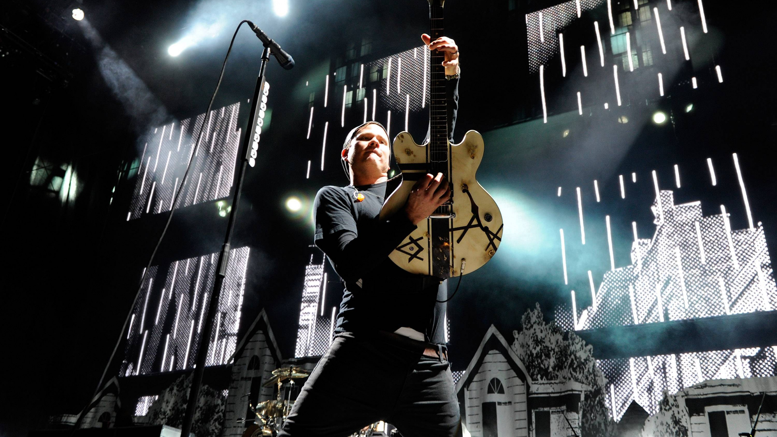 Stage, Concert, Blink-182, Punk Rock, Performance. Wallpaper in 2560x1440 Resolution