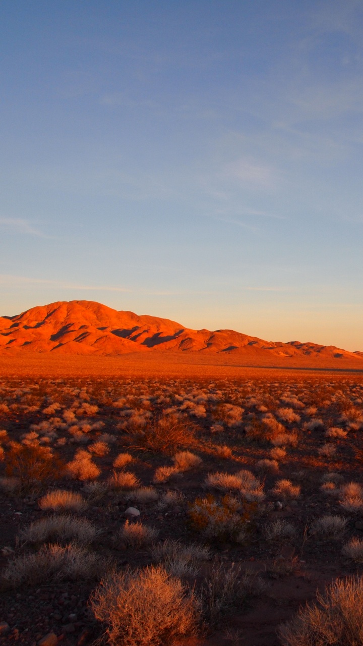 Grüne Wiese in Der Nähe Von Braunen Bergen Unter Blauem Himmel Tagsüber Sky. Wallpaper in 720x1280 Resolution