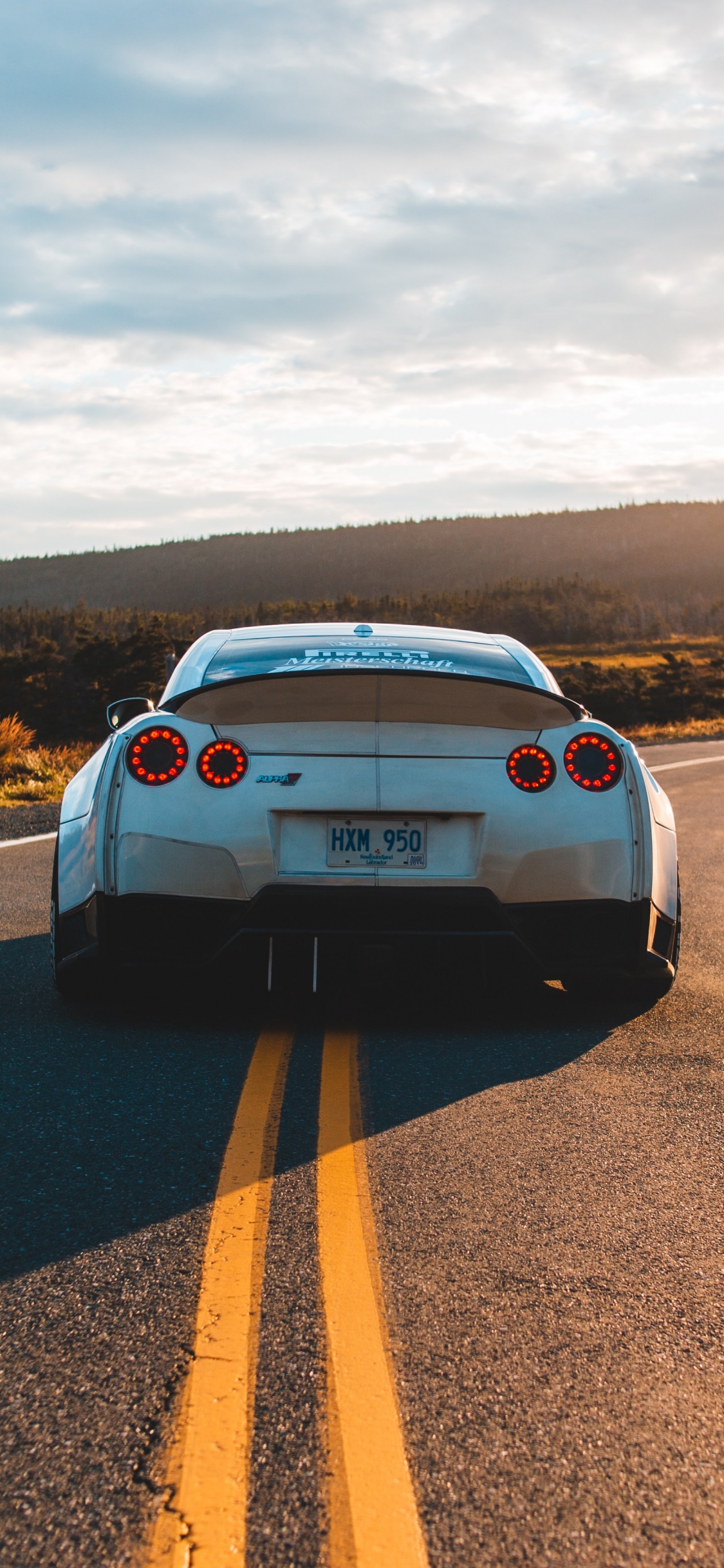 Coche Blanco en la Carretera Durante el Día. Wallpaper in 1125x2436 Resolution