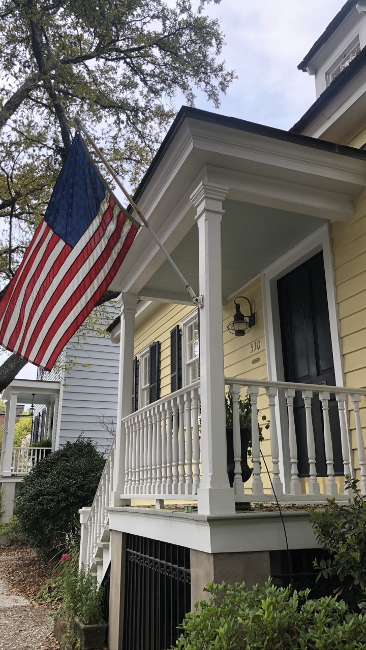 Fenêtre, Porche, Immobilier, Balcon, Drapeau. Wallpaper in 720x1280 Resolution