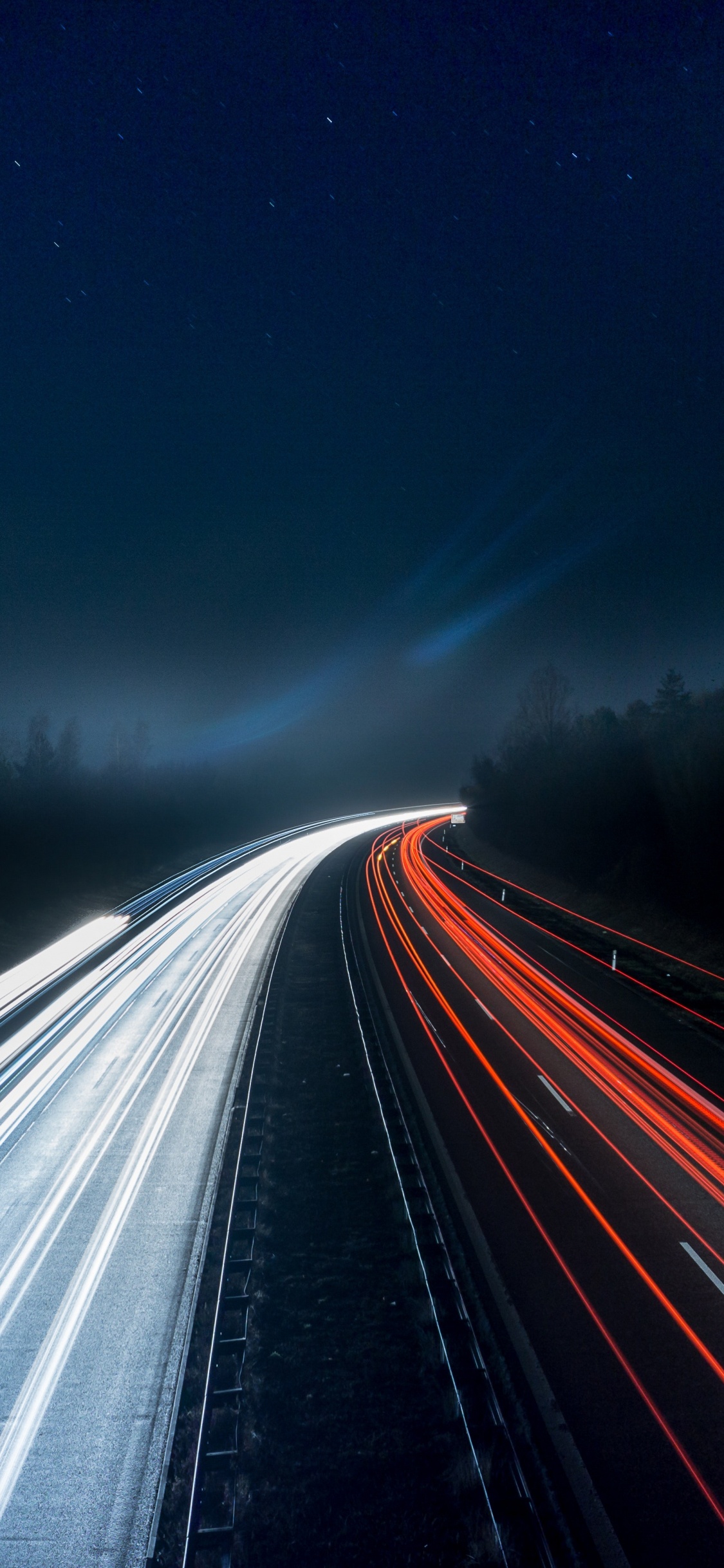 Photographie en Accéléré de Voitures Sur la Route Pendant la Nuit. Wallpaper in 1125x2436 Resolution