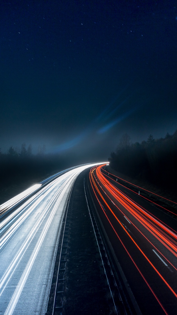 Photographie en Accéléré de Voitures Sur la Route Pendant la Nuit. Wallpaper in 720x1280 Resolution