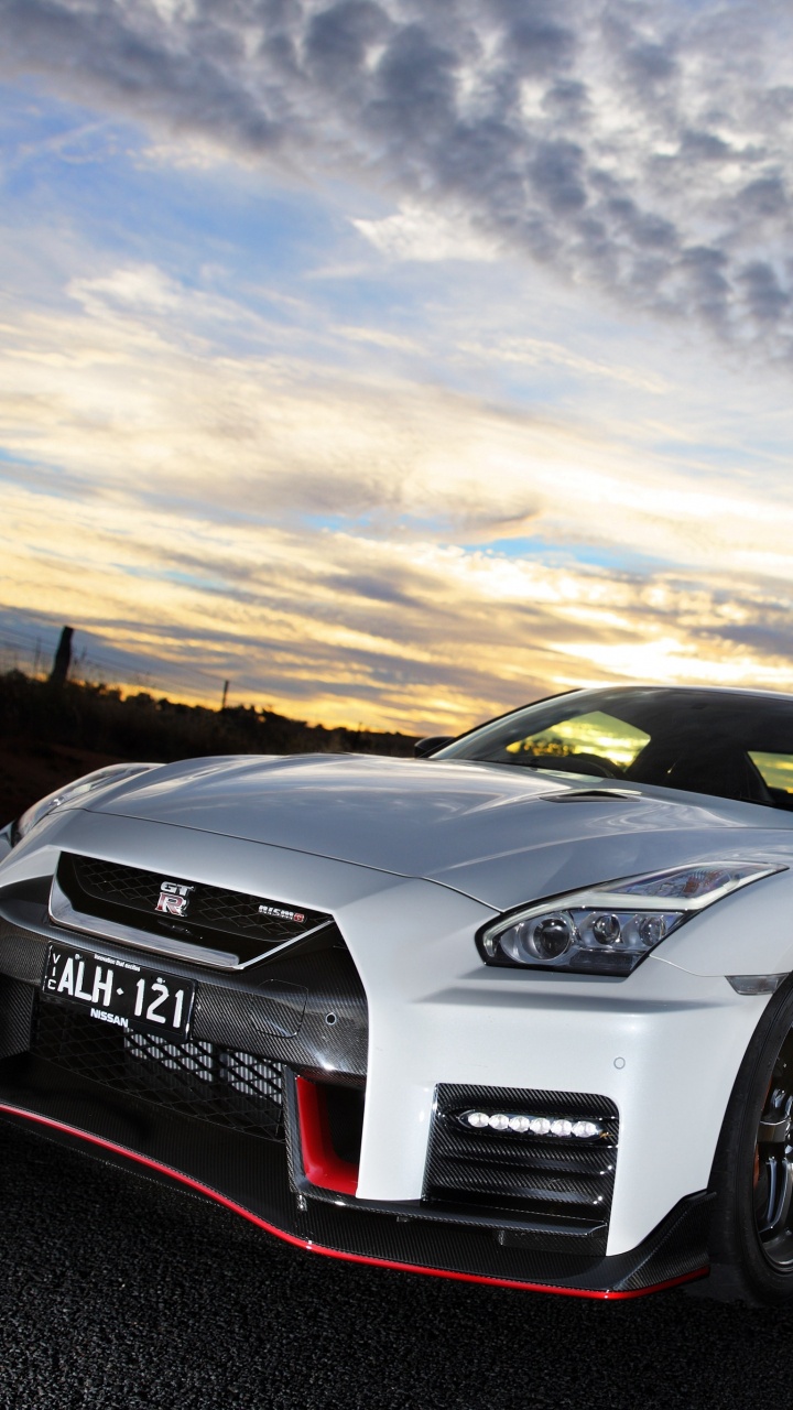 Porsche 911 Blanche Sur Route Pendant la Journée. Wallpaper in 720x1280 Resolution