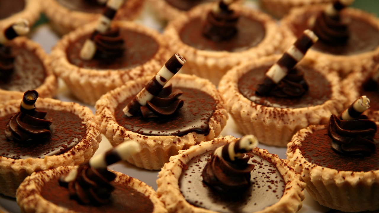 Chocolate Cake With Chocolate Syrup on Top. Wallpaper in 1280x720 Resolution