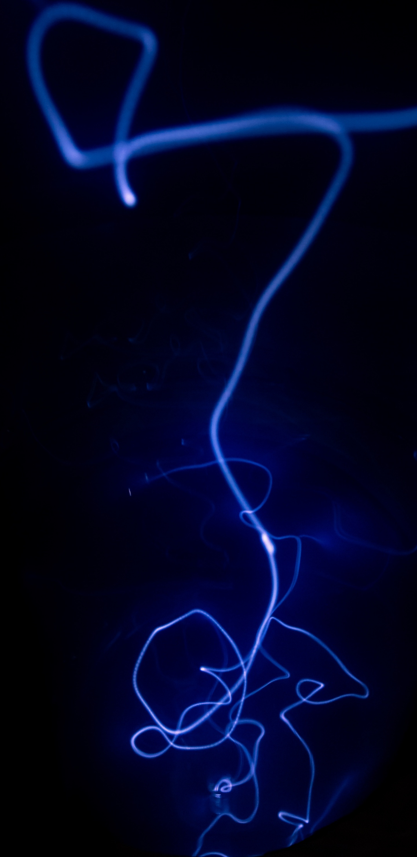 Blaue Und Weiße Lichtillustration. Wallpaper in 1440x2960 Resolution