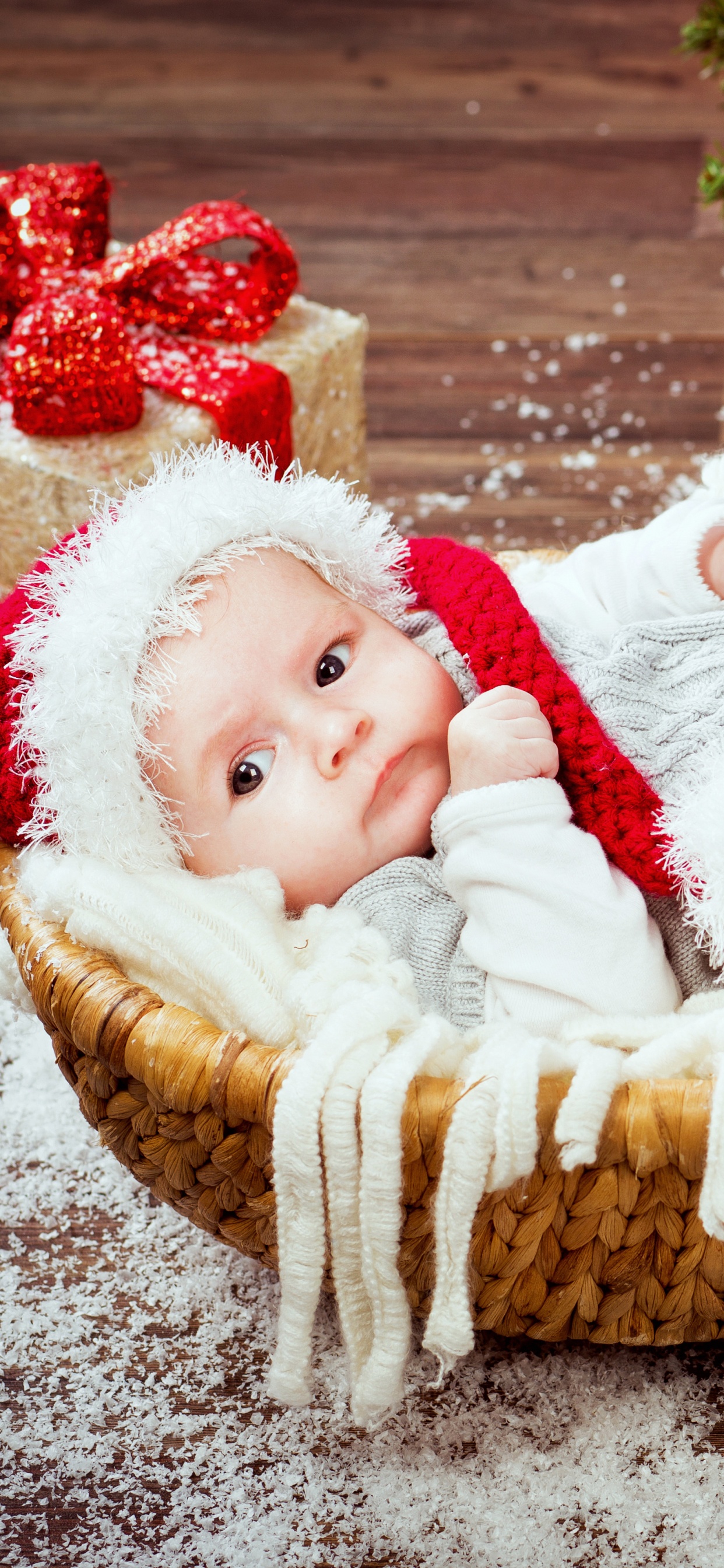Säugling, Geschenk, Weihnachten, Weihnachtsdekoration, Kind. Wallpaper in 1242x2688 Resolution