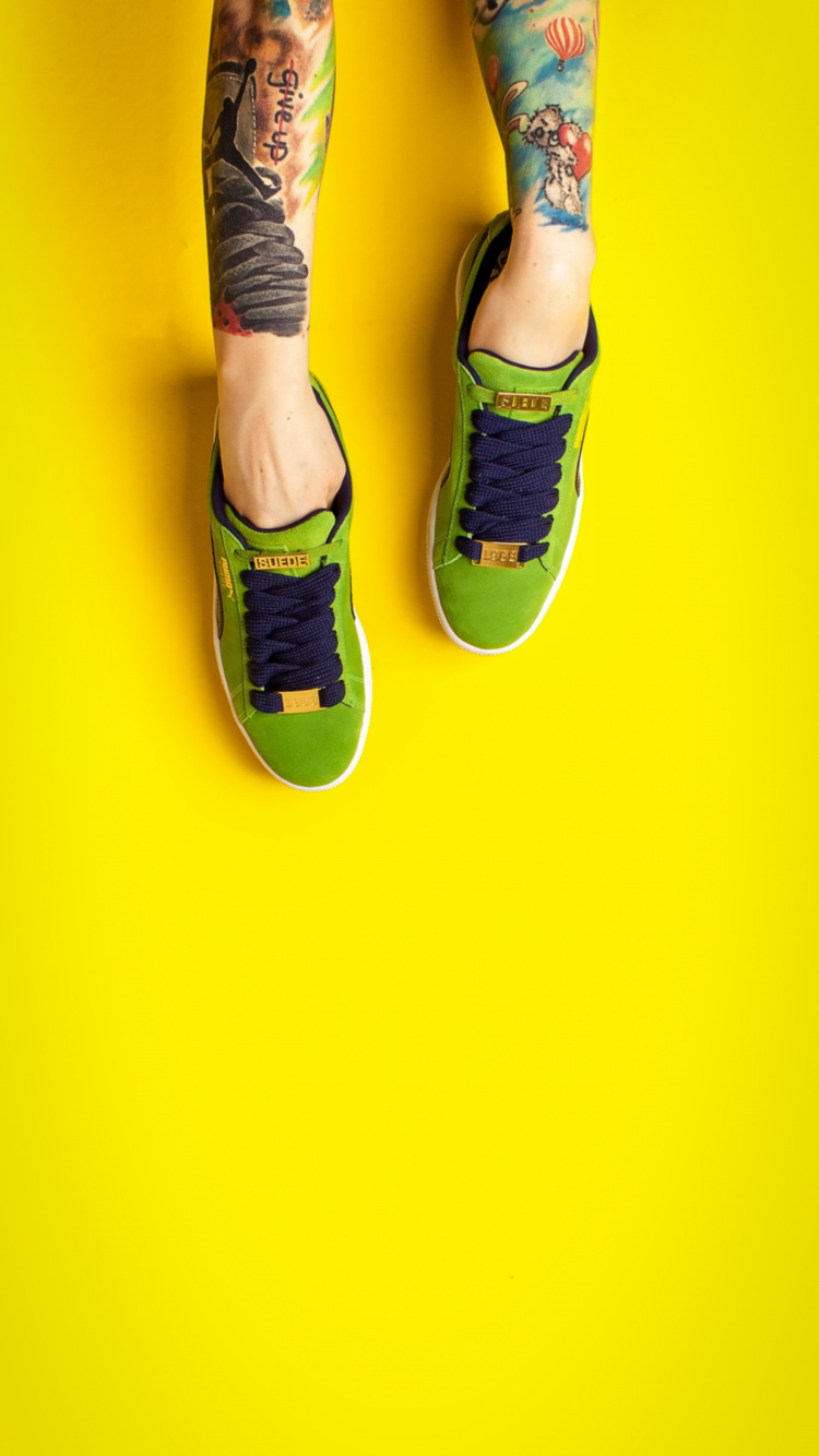 Socke, Schuh, Shorts, Sportgerät, Knie. Wallpaper in 750x1334 Resolution