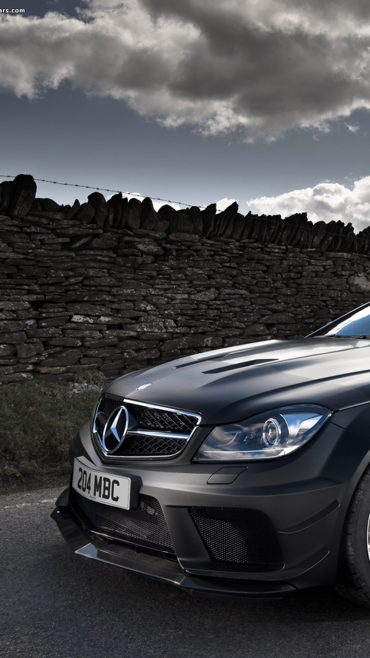 Mercedes Benz Coupe Gris en la Carretera de Asfalto Gris Durante el Día. Wallpaper in 750x1334 Resolution