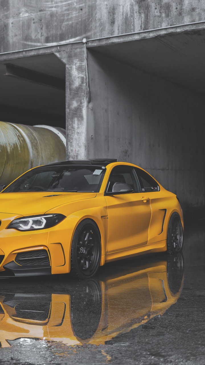 Gelber Chevrolet Camaro in Garage Geparkt. Wallpaper in 720x1280 Resolution