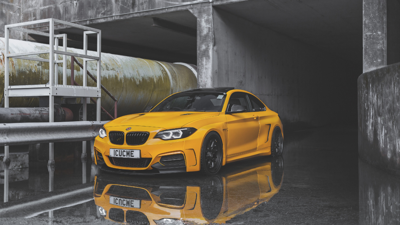 Chevrolet Camaro Jaune Garée Dans le Garage. Wallpaper in 1366x768 Resolution