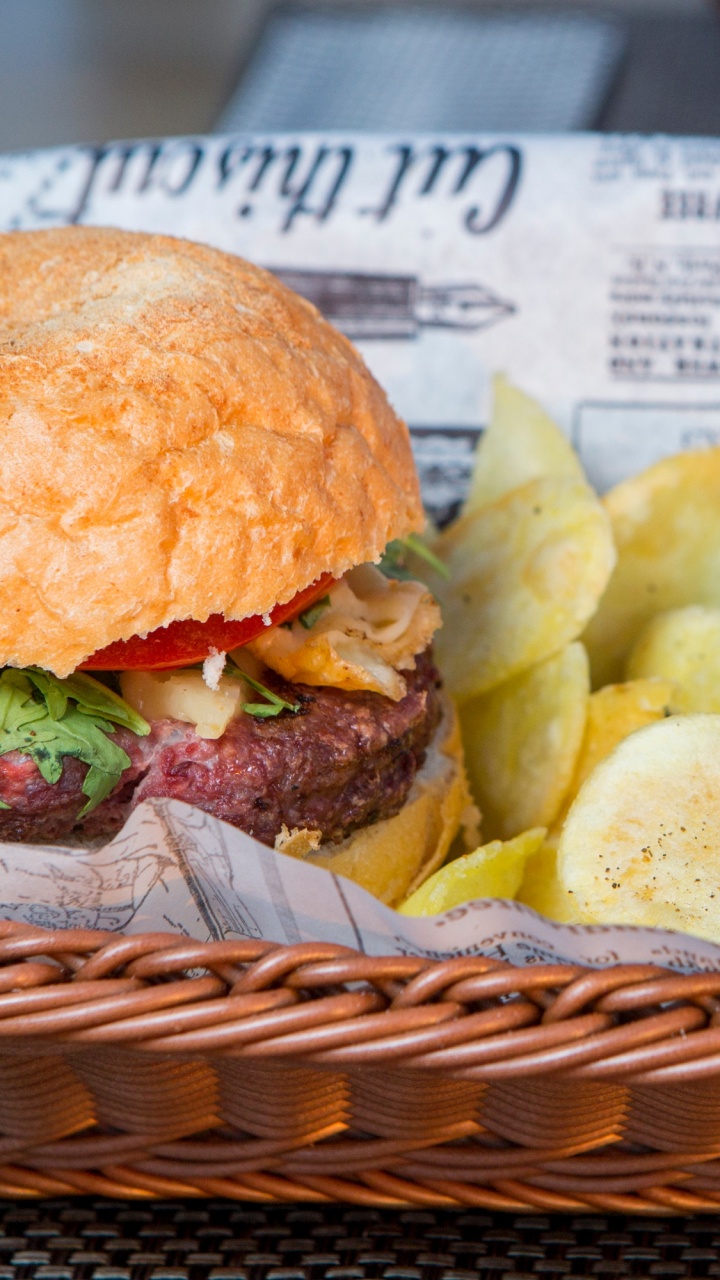 Burger et Frites Sur Panier Tressé Marron. Wallpaper in 720x1280 Resolution