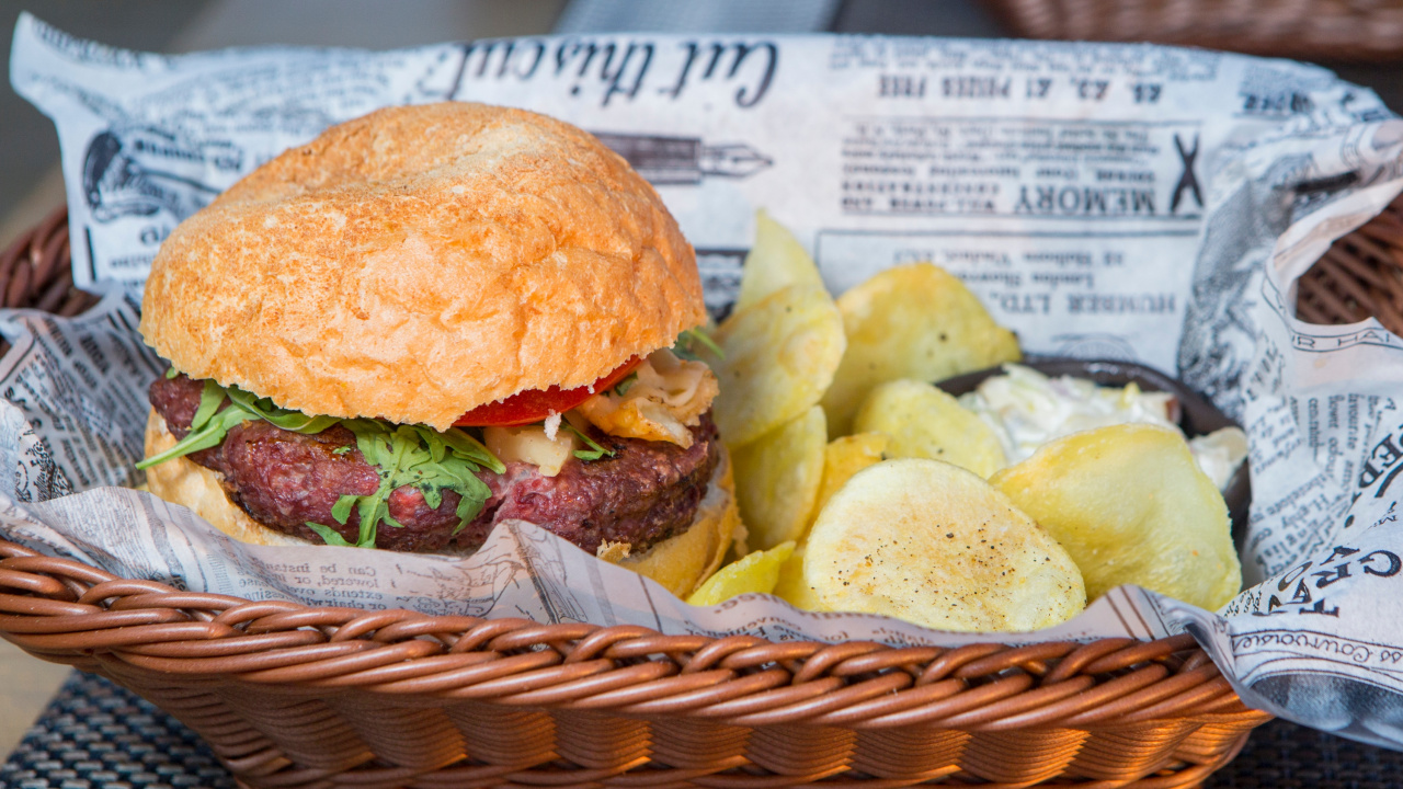 Burger Und Pommes Auf Braunem Flechtkorb. Wallpaper in 1280x720 Resolution
