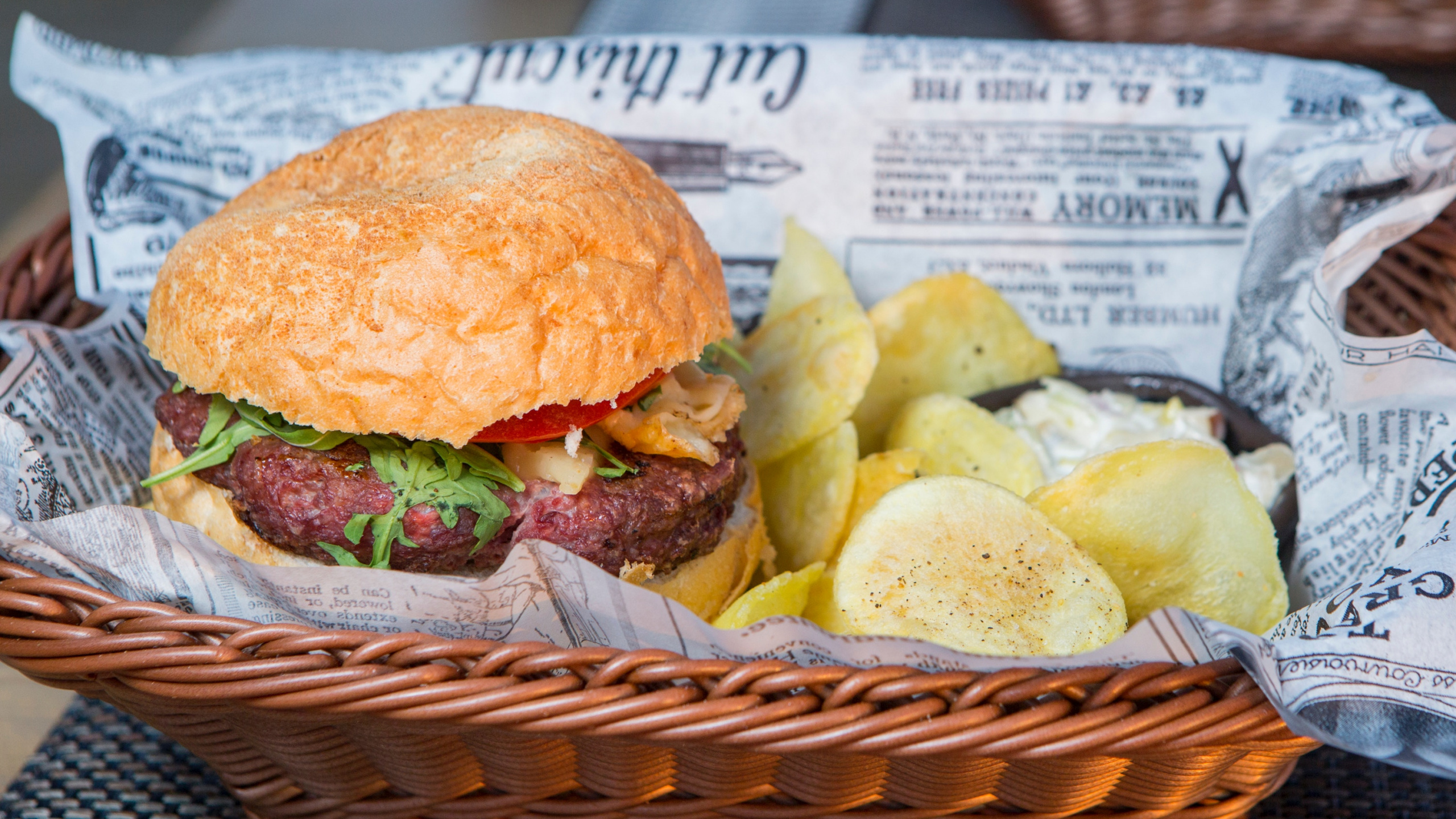 Burger Und Pommes Auf Braunem Flechtkorb. Wallpaper in 2560x1440 Resolution