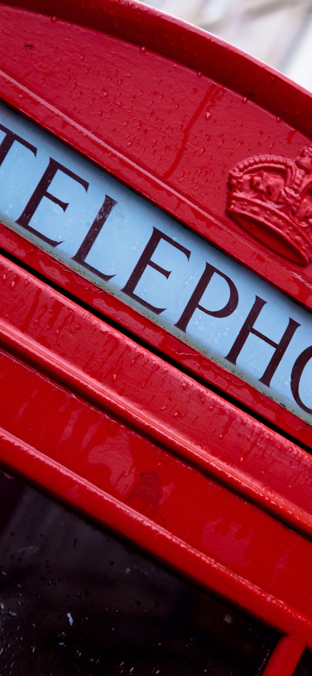 Cabine Téléphonique Rouge Pendant la Journée. Wallpaper in 1242x2688 Resolution