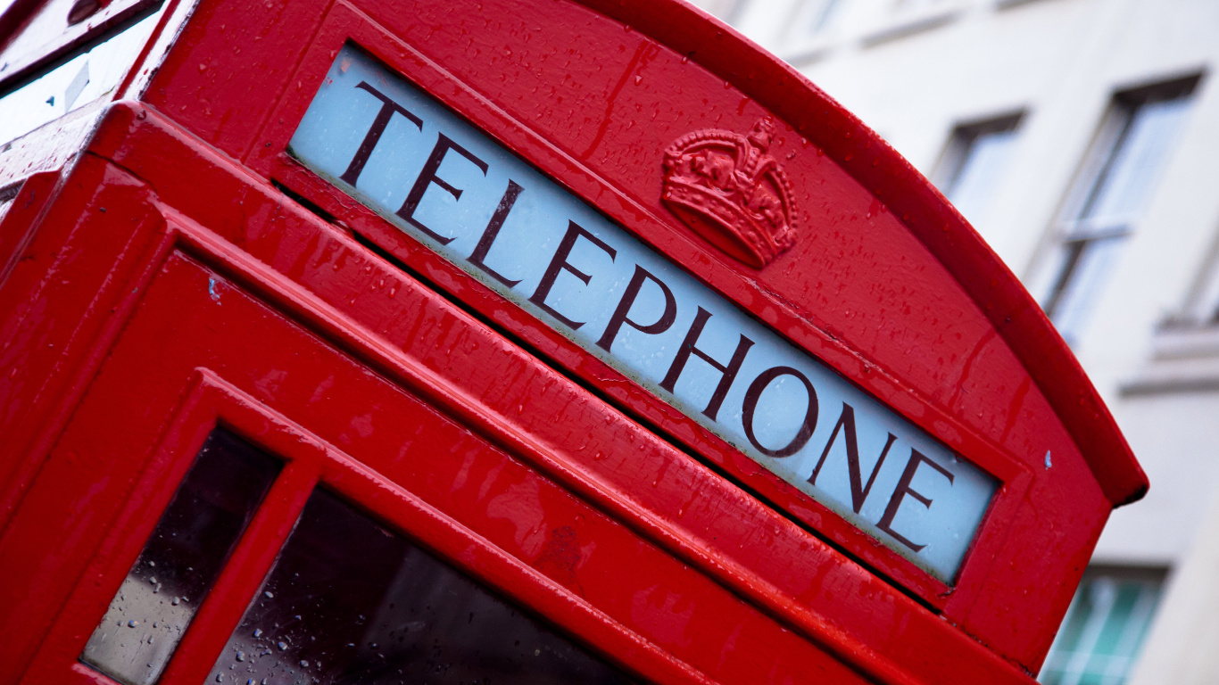 Red Telephone Booth During Daytime. Wallpaper in 1366x768 Resolution