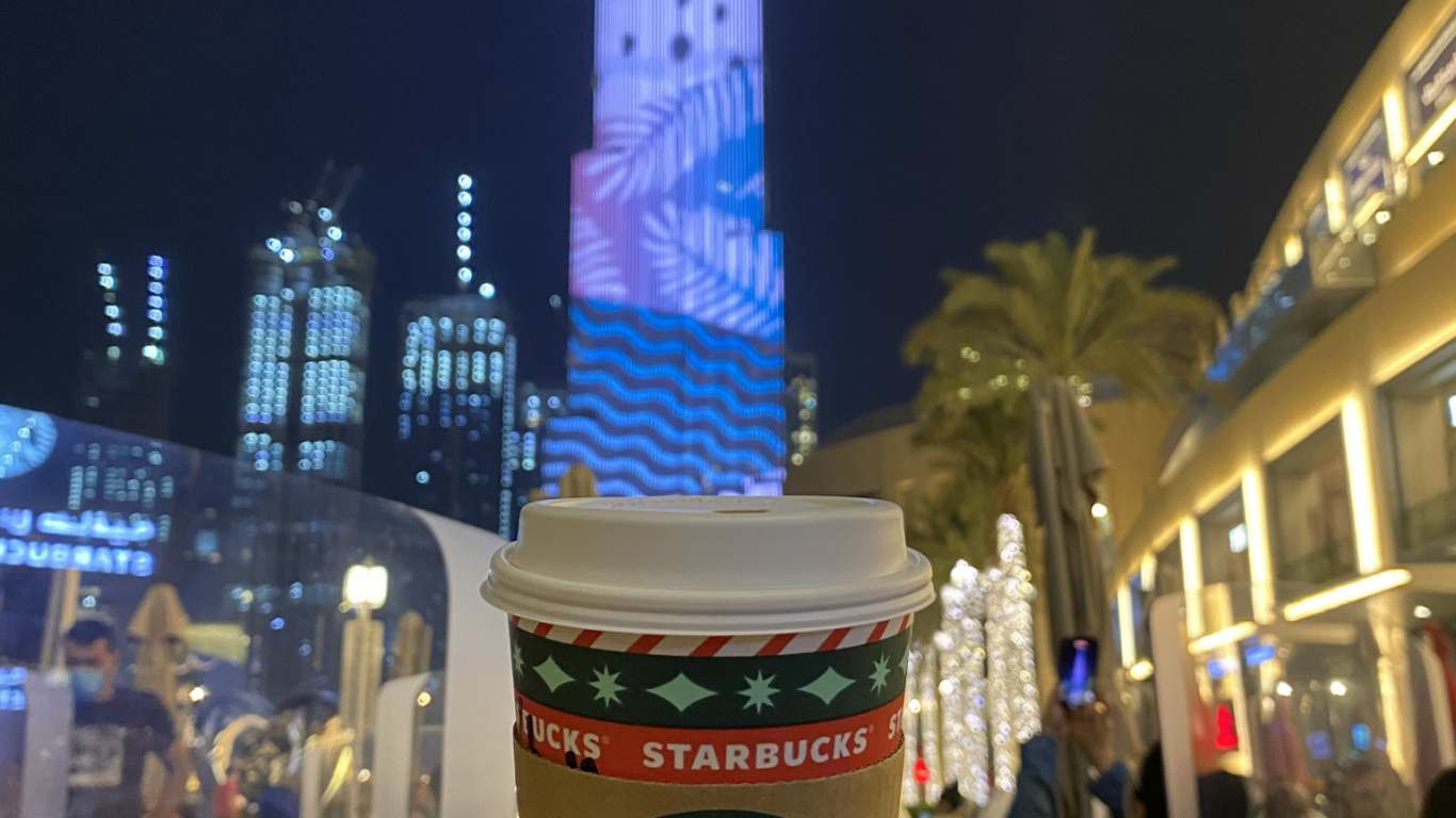 Dubaï, Burj Khalifa, Logo Starbucks 2011, Main, Nuit. Wallpaper in 1366x768 Resolution