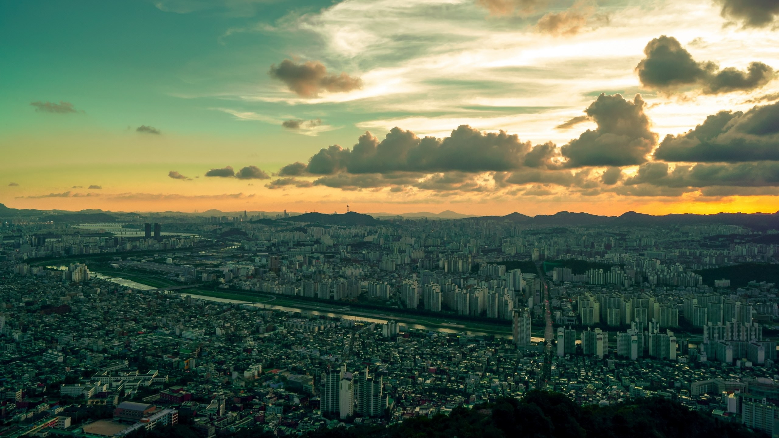 Horizonte de la Ciudad Bajo el Cielo Nublado Durante el Día. Wallpaper in 2560x1440 Resolution