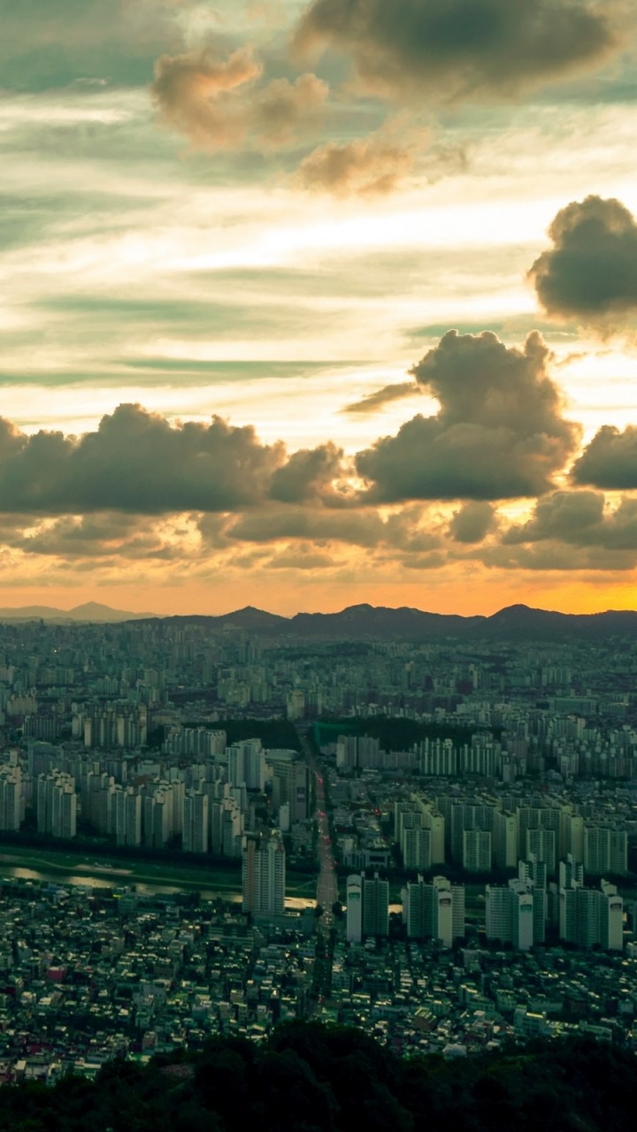 Horizonte de la Ciudad Bajo el Cielo Nublado Durante el Día. Wallpaper in 720x1280 Resolution