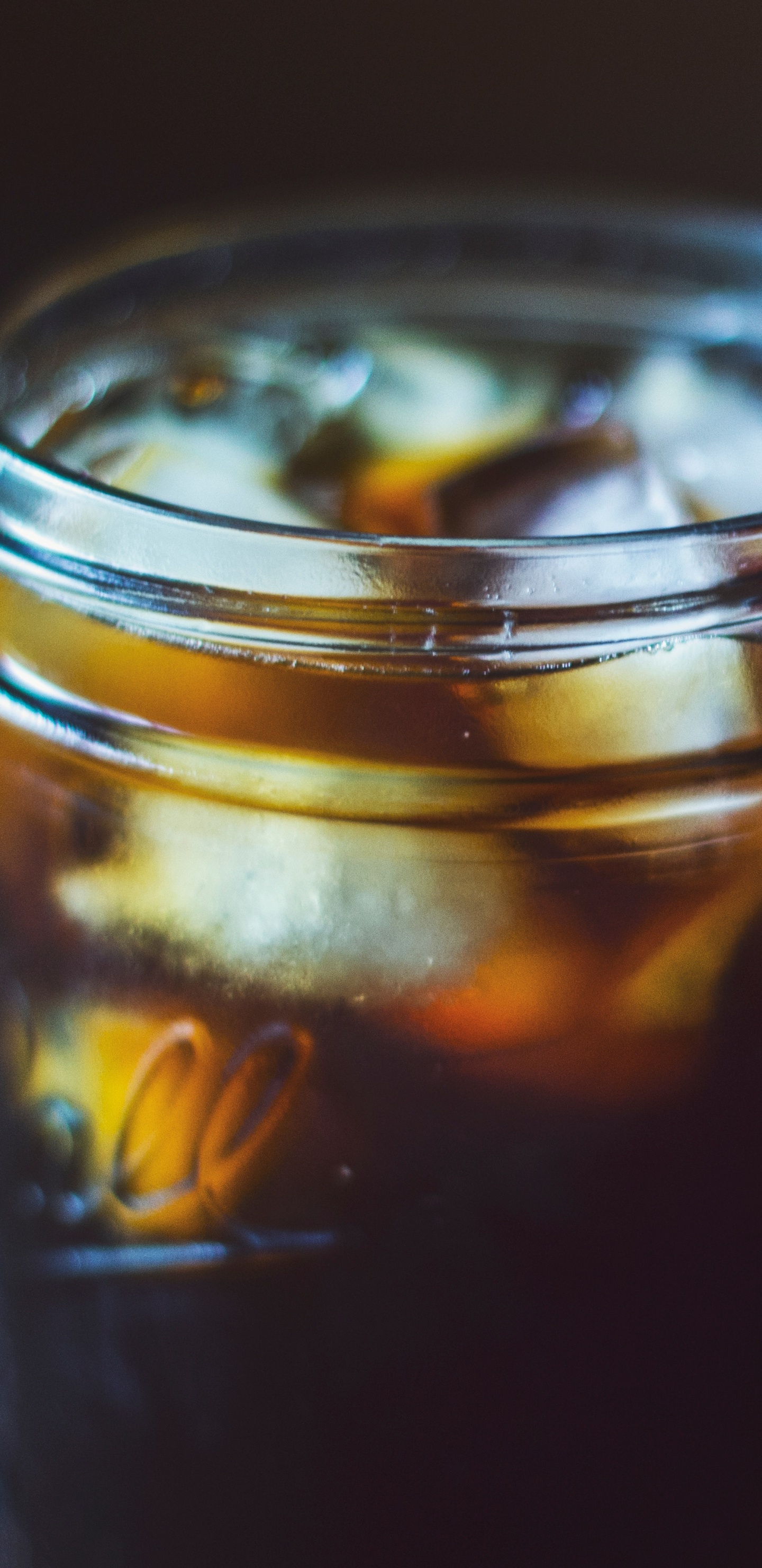 Bocal en Verre Transparent Avec Liquide Jaune. Wallpaper in 1440x2960 Resolution