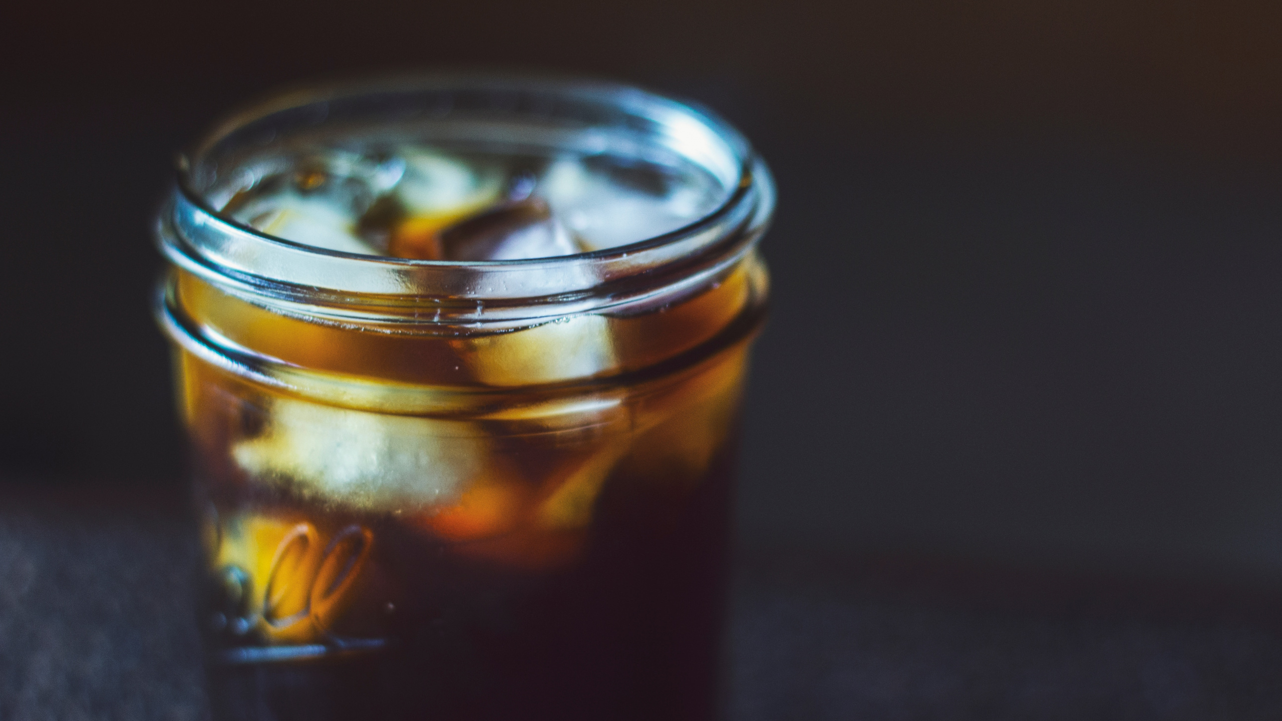 Bocal en Verre Transparent Avec Liquide Jaune. Wallpaper in 2560x1440 Resolution