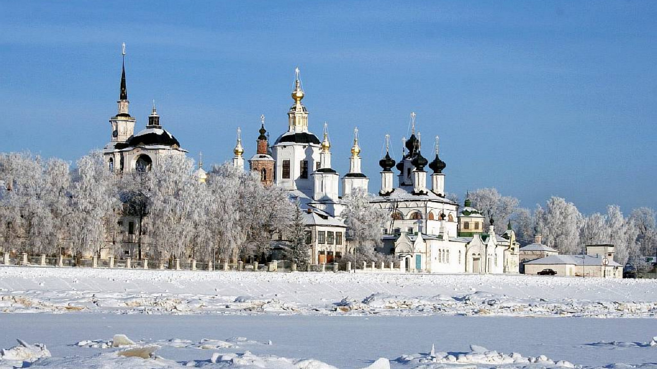 Weißes Und Braunes Betongebäude, Das Tagsüber Von Schneebedecktem Boden Umgeben Ist. Wallpaper in 1280x720 Resolution