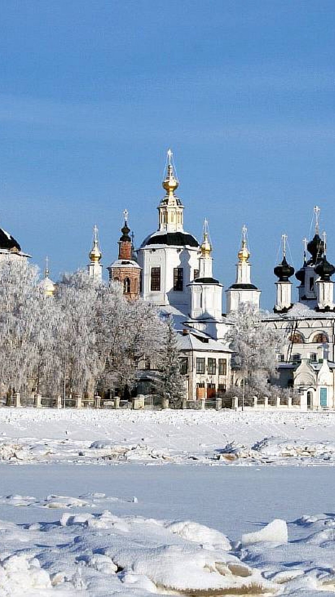 Bâtiment en Béton Blanc et Marron Entouré D'un Sol Couvert de Neige Pendant la Journée. Wallpaper in 1080x1920 Resolution