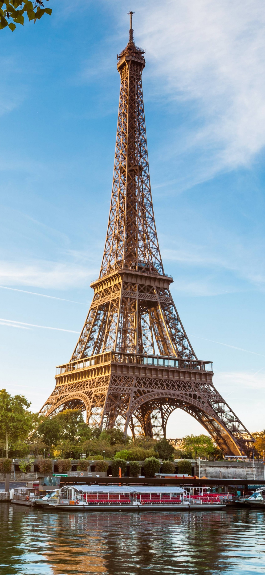 Torre Eiffel Cerca Del Cuerpo de Agua Durante el Día.. Wallpaper in 1125x2436 Resolution