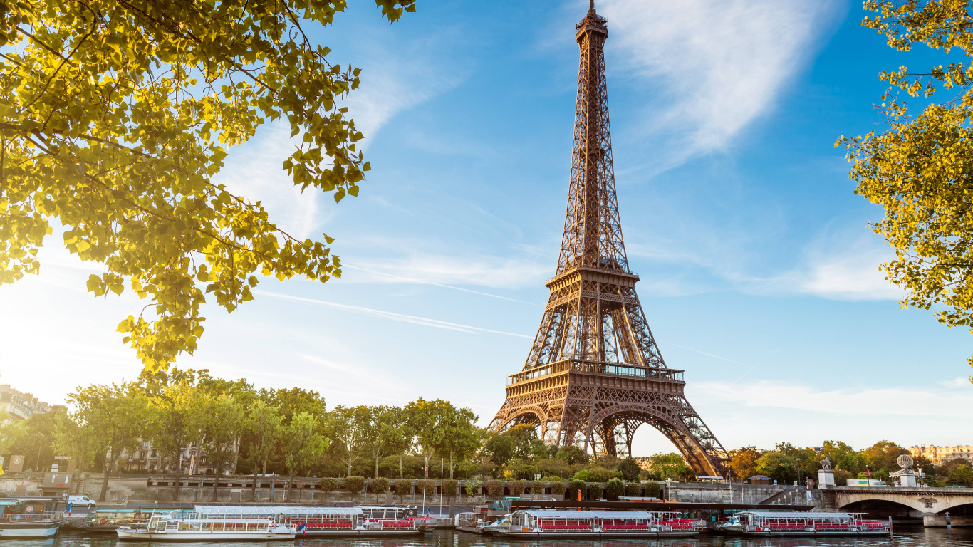 Torre Eiffel Cerca Del Cuerpo de Agua Durante el Día.. Wallpaper in 1366x768 Resolution