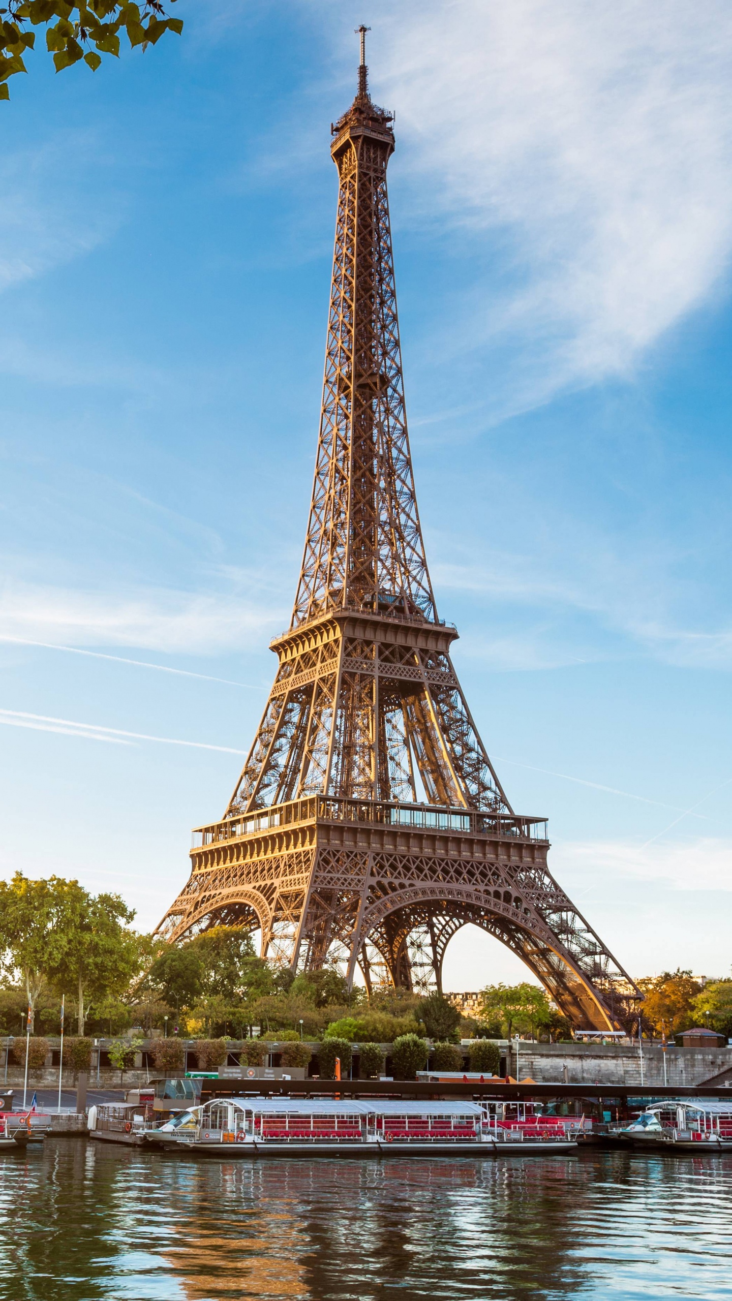 Torre Eiffel Cerca Del Cuerpo de Agua Durante el Día.. Wallpaper in 1440x2560 Resolution