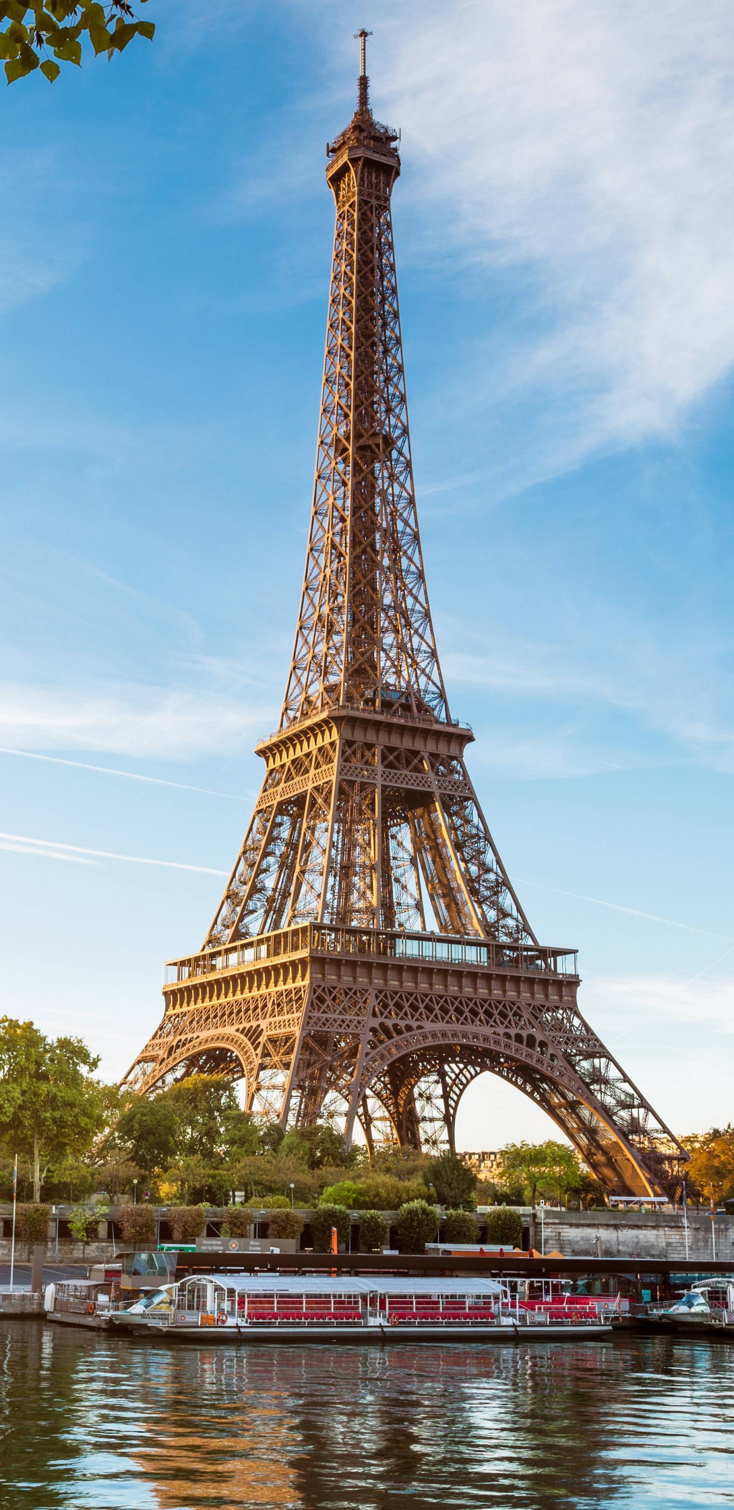 Torre Eiffel Cerca Del Cuerpo de Agua Durante el Día.. Wallpaper in 1440x2960 Resolution