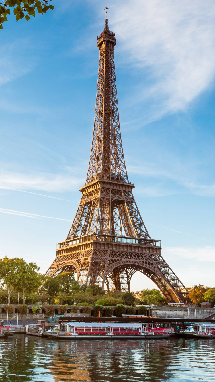 Tour Eiffel Près du Plan D'eau Pendant la Journée. Wallpaper in 750x1334 Resolution