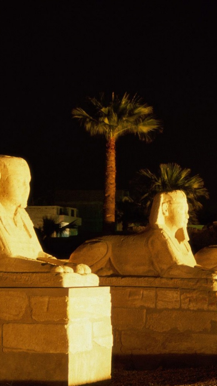 Statue en Béton Blanc Pendant la Nuit. Wallpaper in 720x1280 Resolution