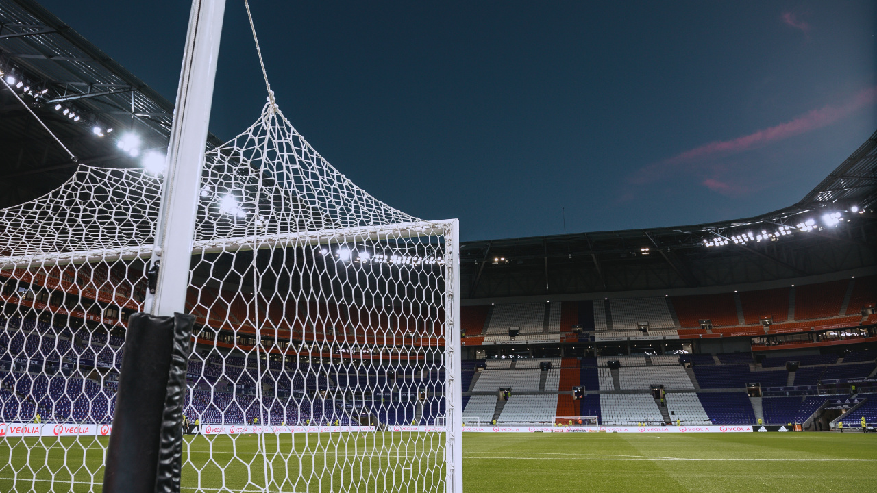 Weiße Und Rote Flagge Auf Dem Fußballplatz Während Der Nachtzeit. Wallpaper in 1280x720 Resolution