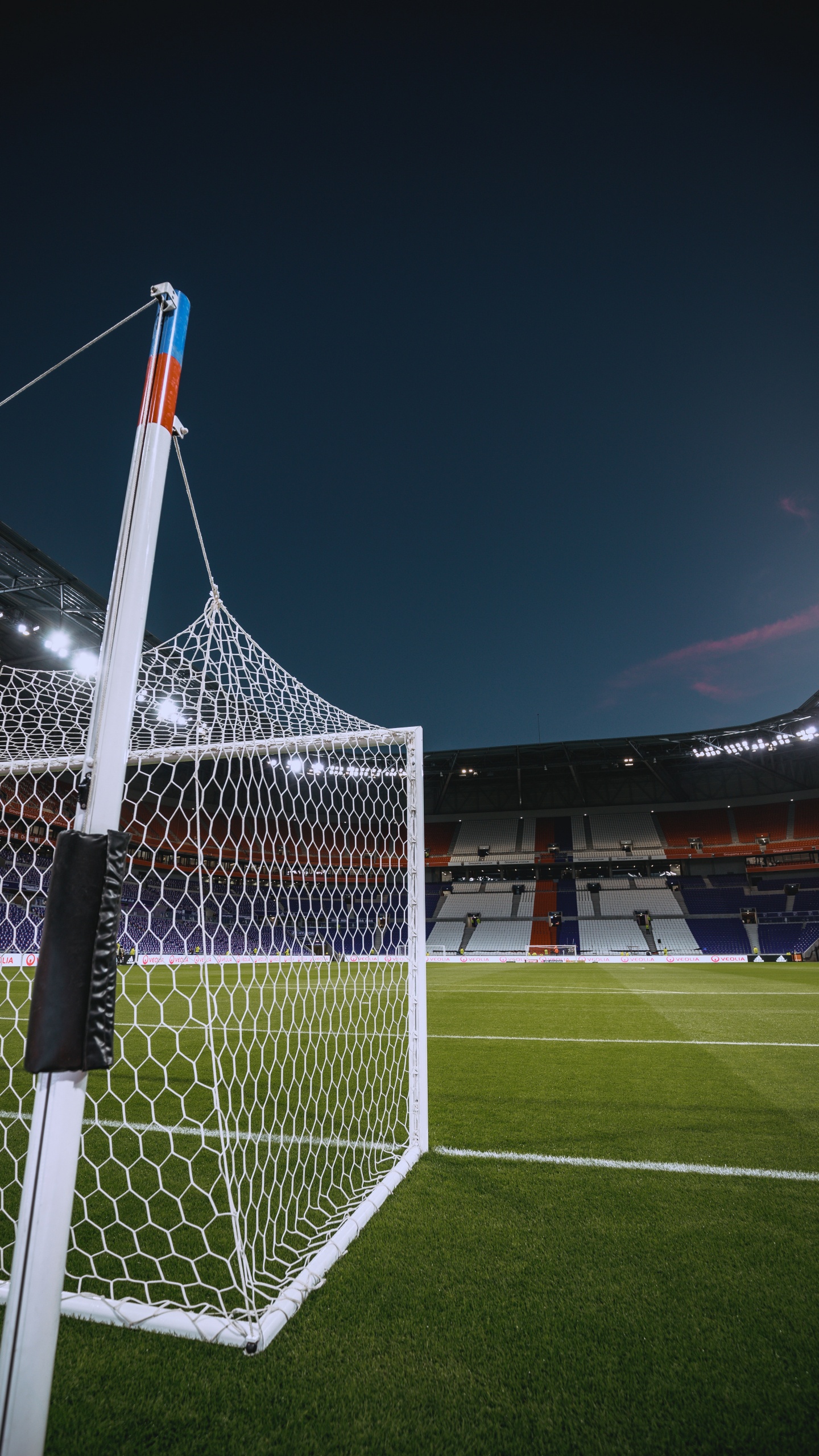 Drapeau Blanc et Rouge Sur le Terrain de Football Pendant la Nuit. Wallpaper in 1440x2560 Resolution