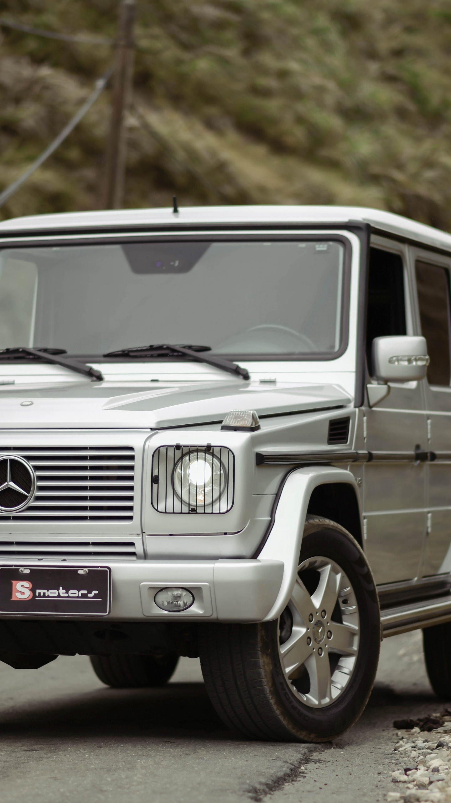 Jeep Wrangler Blanc Sur Chemin de Terre Pendant la Journée. Wallpaper in 1440x2560 Resolution