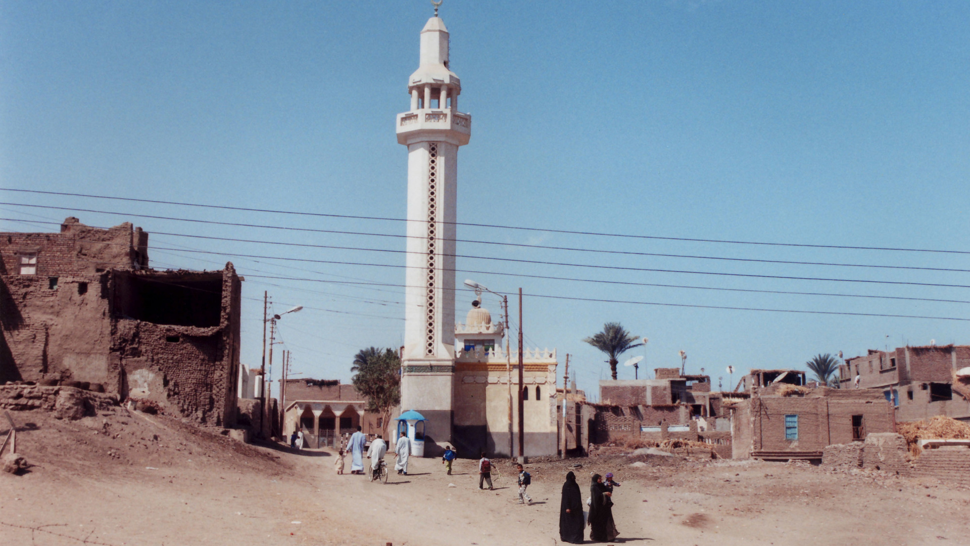 Menschen, Die Tagsüber in Der Nähe Des Weißen Betonturms Unter Blauem Himmel Gehen. Wallpaper in 1920x1080 Resolution