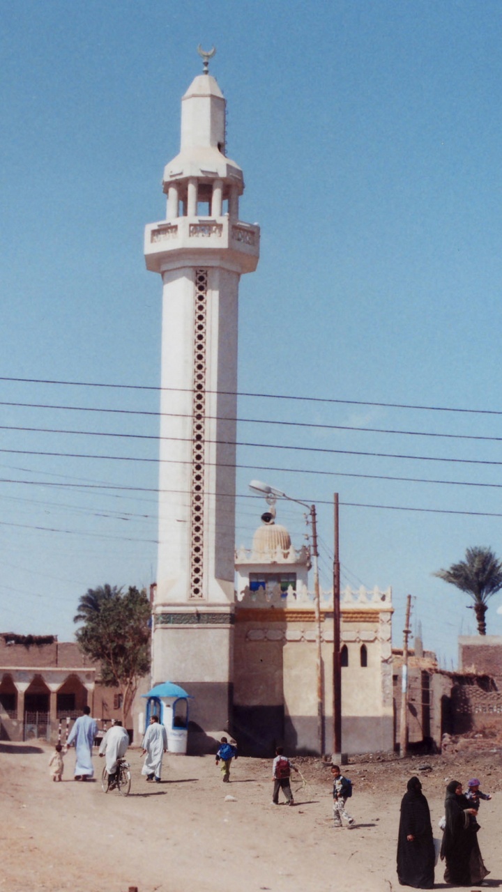 Menschen, Die Tagsüber in Der Nähe Des Weißen Betonturms Unter Blauem Himmel Gehen. Wallpaper in 720x1280 Resolution