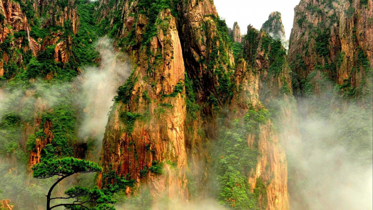 Green and Brown Mountain With Fog. Wallpaper in 1280x720 Resolution