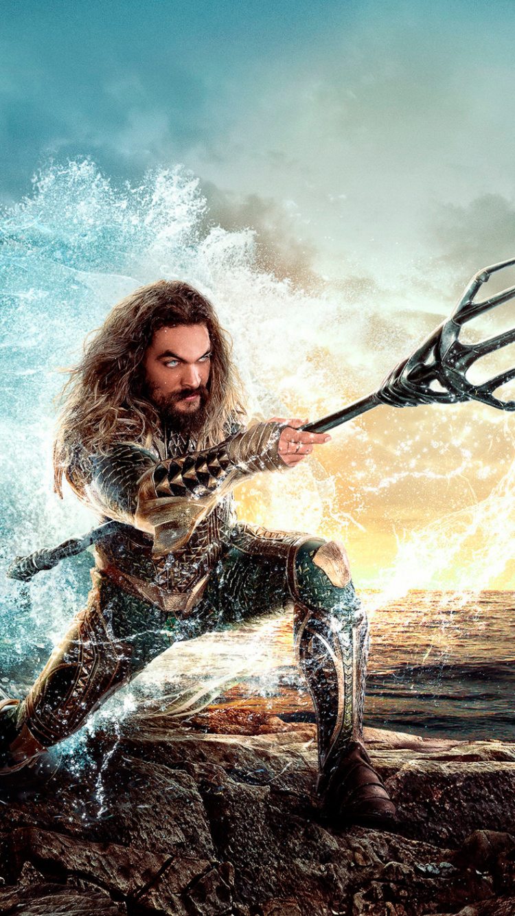 Mujer en Camisa de Manga Larga en Blanco y Negro Con Tenedor y Cuchillo en el Agua. Wallpaper in 750x1334 Resolution