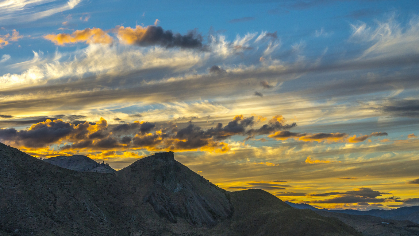 Silueta de Montaña Bajo el Cielo Nublado Durante el Día. Wallpaper in 1366x768 Resolution